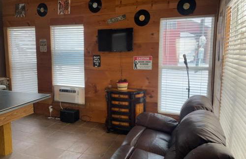 Rustic Mountaintop Cabin on small farm with WiFi - Foto 13