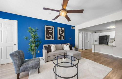 2BR Modern Hideaway near Downtown, Gated, Pool - Foto 1