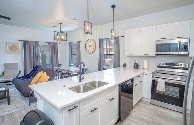 Spectacular 3 BR Plus 2 and a Half BA Apt Near Downtown - Foto 8