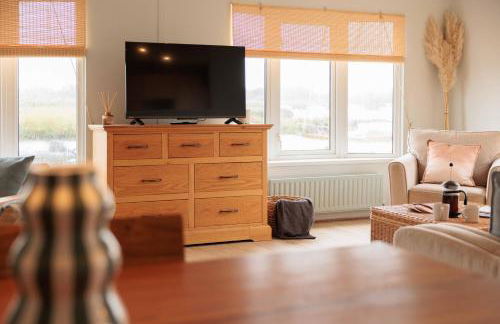 Sunset Lodge, River View & Log Burner - Foto 17