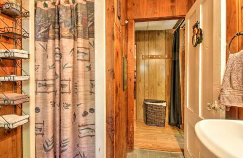 Pet-Friendly Cabin with Fire Pit, BBQ and Great Deck! - Foto 13