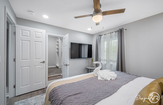 Chic 8BR with Heated Pool & Waterview - Photo 6