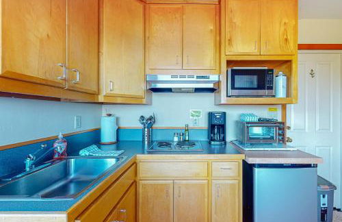 Oceanfront Retreat Close to Activities & the Beach - Photo 11