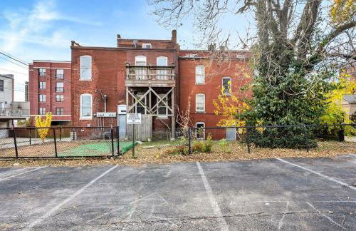 Settle into Soulard 6 beds 2 full baths - Photo 14
