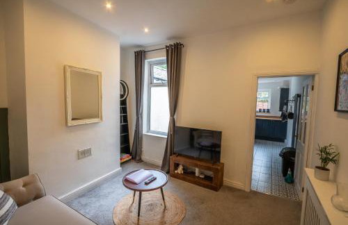 The Narrow House - Victorian house bursting with character & parking - Foto 36