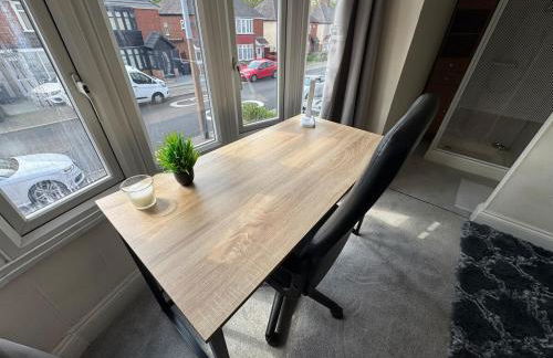 Modern 3-Bed Home with Parking & Garden Wolverhampton - Photo 11