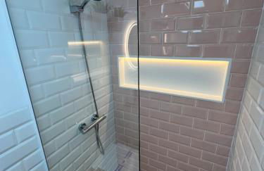 APARTAMENTO NUEVO CÉNTRICO en PRIMERA Línea de playa con vistas al Mar, Piscina, aire acondicionado y wifi - Foto 16