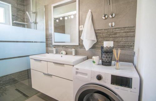 Village holiday apartman with heated pool Maslina - Photo 31