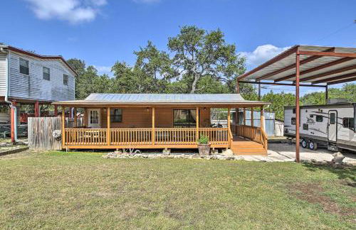 Couples Cabin with Luxury Deck, 1 Mi to Canyon Lake! - Foto 27