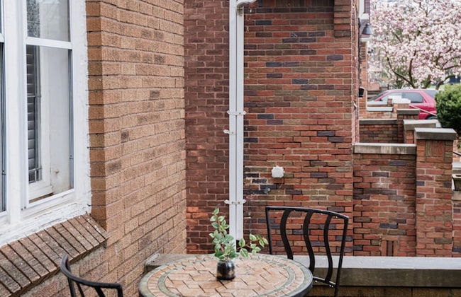 Gather Around the Mid-century Table at a Tranquil Haven - Foto 25