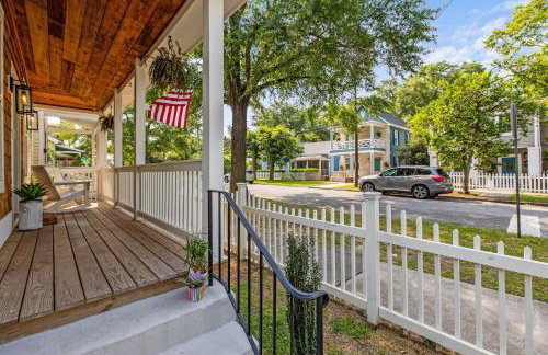 Downtown | Gorgeous | Pet Friendly! - Photo 28