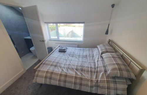 Oole 2 bed & en-suites house with parking near beach - Foto 19