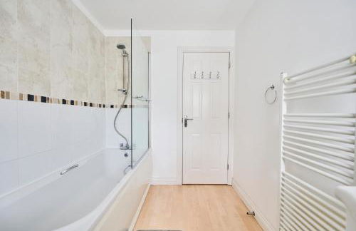 Cherish Stays spacious & amazing 3 Bed House in Hayes & Heathrow - Foto 20