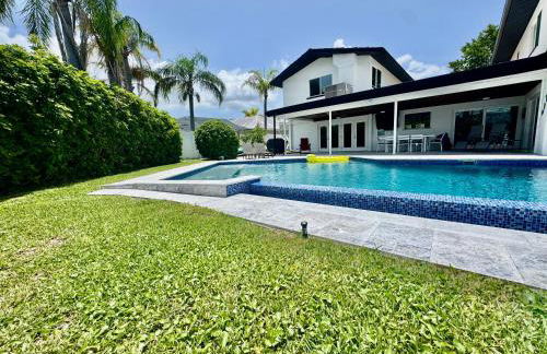 Clearwater Beach Waterfront Modern Villa 4BD 2BIG OPEN LOFT 4BT with Pool Boat Deck Sleep 15 - Foto 4