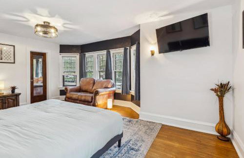 Steps to Edgewater - Sleeps 14 - Fun Game Room Retreat - Foto 46