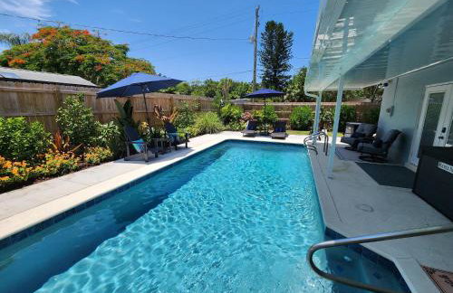 Coastal Vibes! Tropical heated pool home short drive to the beach - Foto 38