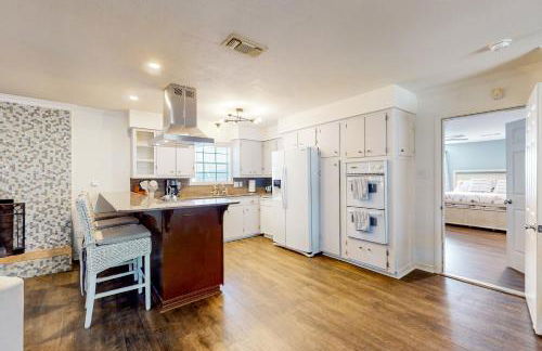 Poolside Bliss! Christian Pass Family Home with Yard - Foto 9