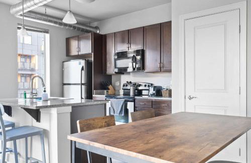 2BR Balcony Suite Gym & Pool Downtown at CityWay - Foto 31