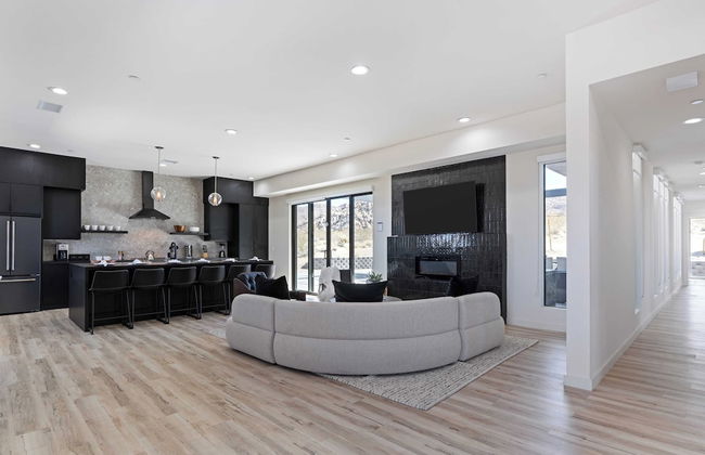 Luxe Modern Escape w/ Pool, Hottub, Firepit, Desert View Obsidian by Avantstay - Foto 32