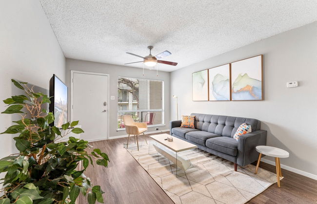 Soco 2BR Corner Suite w Pool King bed Fast Wifi - Photo 1