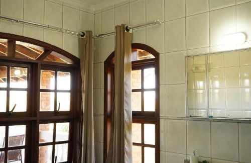 Casa de Fazenda Histórica, Mergulhada na Natureza, com Vista Panorâmica Deslumbrante e Grande Varanda a 2 km do Centro - Foto 36