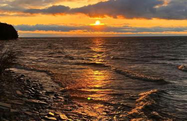 Lakefront Escape Fire Pit, Pets & Scenic Views - Photo 3