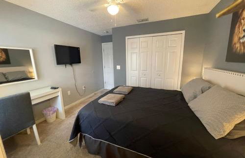 3 Bedroom Villa with Poolside Cinema and Games Room Close to theme Parks sleeps 6 - Photo 20