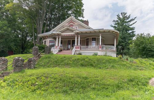 Mountain View Victorian with Convenient Location and Lots of Space tp Play farmhouse - Foto 46
