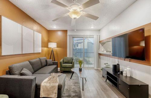 Relaxing King Suite Getaway - Sleeps 4 - Pool, Pkg - Foto 1