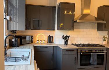 Lux 4 Bedroom House - Jacuzzi Bath Sleeps 9 Free Parking Near Leeds Centre - Foto 29