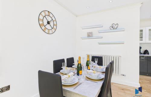 Modern 4BR House, Spacious, Garden, Free Parking - Foto 29