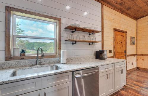 Hot Tub & Mtn Views: Pet-Friendly Englewood Cabin - Photo 10