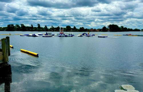 Lakeside Holiday Home with Hot Tub - Foto 10