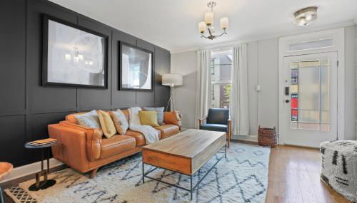 Charming 4BR with Private Patio and Historic Row Downtown - Foto 2