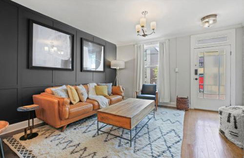 Charming 4BR with Private Patio and Historic Row Downtown - Foto 2