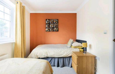 Modern 3 bedroom home *EVcharging* Garden, Parking - Photo 7