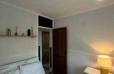 Spacious 4 Bedroom Contractors Friendly Home in Coventry Near Jaguar Land Rover & City Centre - Photo 10