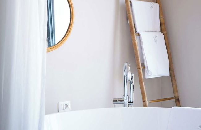 AZAR LUXURY SUITES - Photo 67