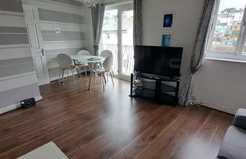 The Ugly Duckling - Photo 30