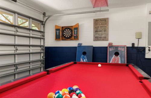 Modern Retreat Pool and Game Room - Foto 55