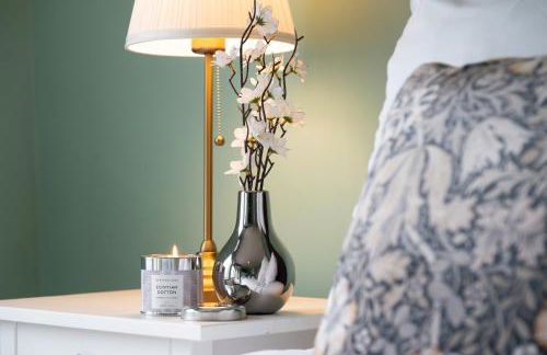 Victorian 2 Bedroom Flat, King Beds, Free WiFi, Near Shops & Transport, E17 - Foto 2