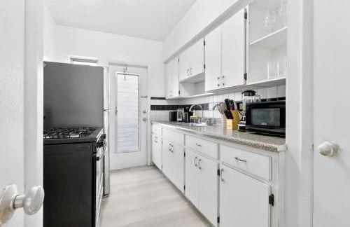 Sunny Miami Beach Studio with 2 Queens plus Workspace - Foto 4