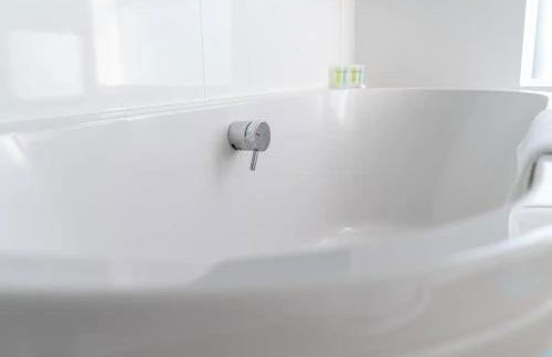 "FurnishedRentals Direct" WiggenHouse Stylish 3 Bedroom house Sleeps 8 with Free Parking, 2 Bathrooms, near to Watford High Street and Watford Football Stadium, Suitable for visiting Harry Potter Warner Bros Studio and London - Photo 4