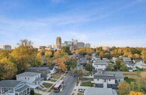 Luxe King Bed, Balcony, Garage in Downtown Raleigh - Foto 14