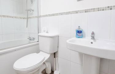 Milton Keynes 5BR Contractor house, families/ groups welcome. - Photo 16