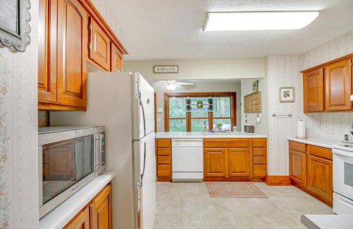 Charming Long Lake Home with Dock on 2 Acres! - Foto 11