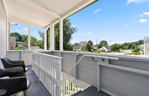 NYC Access 4BR Duplex Sleeps 10, Free Parking - Foto 48