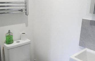 Modern 4 BR flat with 4 ensuites in central Reading - Photo 6