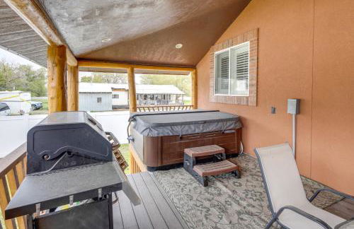 Deck with Hot Tub Ashton Cozy Cub Cabin - Foto 33