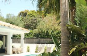 Marbella Bliss - Serenity 4-Bedroom VILLA with Exclisive HEATED Private POOL & Jacuzzi, Tropical Garden, Marbesa - Steps from the Cabopino Beach - Photo 66
